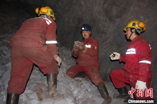 圖為甘肅嘉峪關酒鋼集團鏡鐵山礦工作人員謝生瑞在井下作業(yè)。(資料圖)受訪者供圖